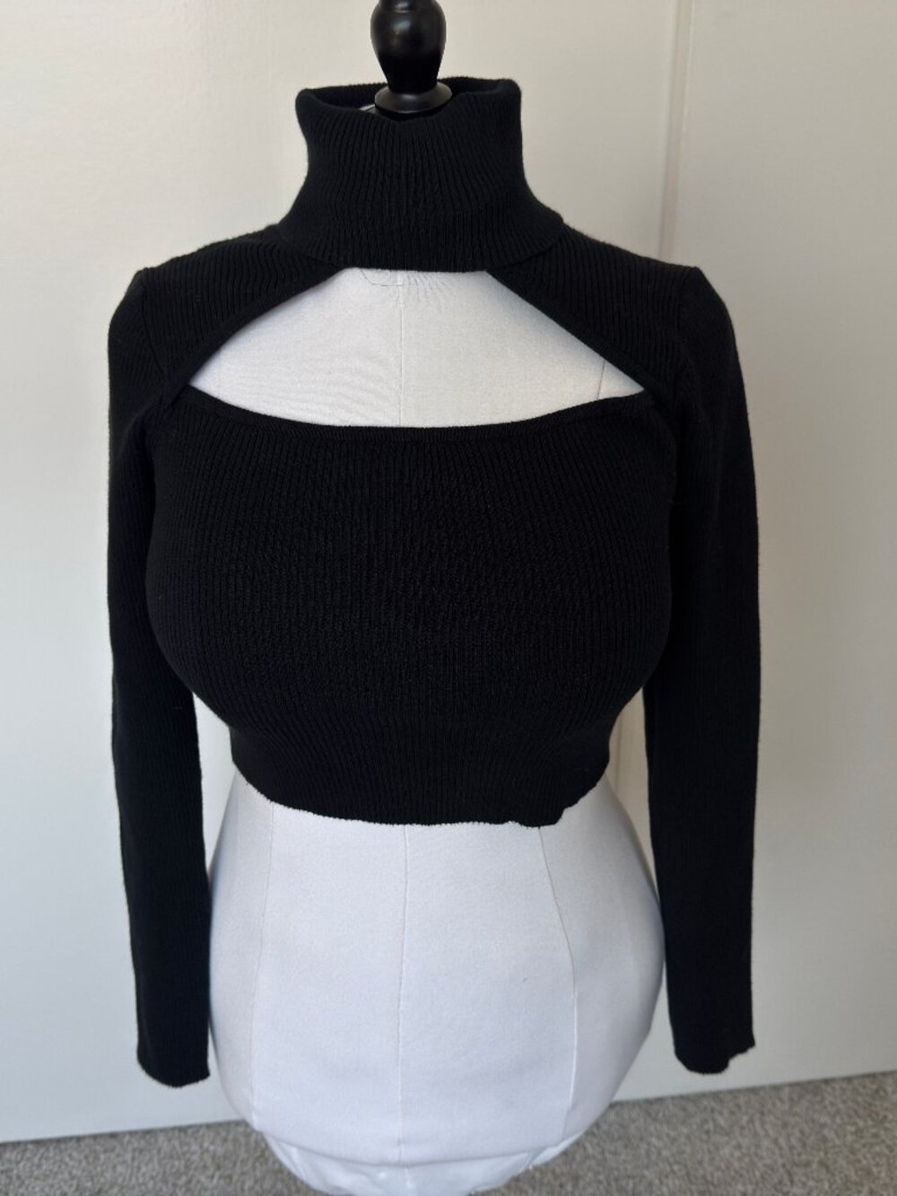 Le Lis Black crop, turtleneck, ribbed sweater